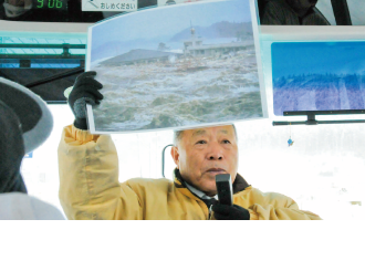 南三陸ホテル観洋のスタッフによる「語り部バス」。自らの体験と被災地の現状を生き残った使命感で伝え続けている。