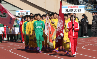 高校サッカーの聖地で入場行進をする選手たち。